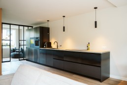 RVS keuken met stenen werkblad