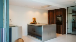 Strakke blauwstalen keuken