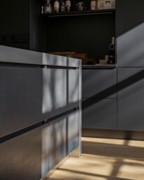 Ferro blauwstaal keuken met RVS keukenblad